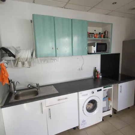 بيت شباب Tropical Work